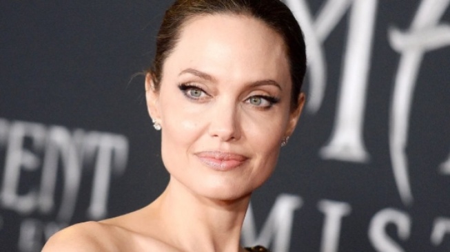 Langkah Besar Angelina Jolie Membeli Tanah Demi Hutan