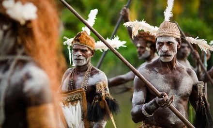 Tradisi Suku Papua Tetap Bertahan Meski Zaman Terus Berubah