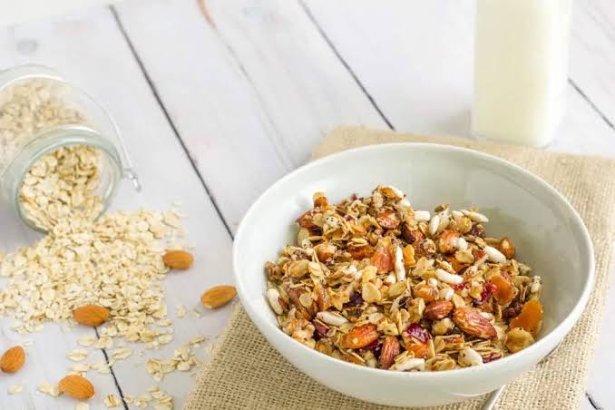 Muesli VS Oatmeal: Mana Lebih Sehat Untuk Sarapan Harian