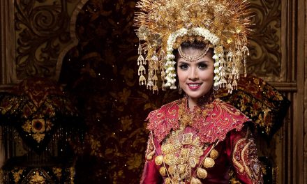 Baju Adat Padang: Keindahan Busana Minangkabau, Nilai Budaya