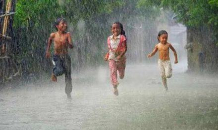 Mandi Hujan: Manfaat, Risiko, Dan Hal Yang Perlu Diperhatikan